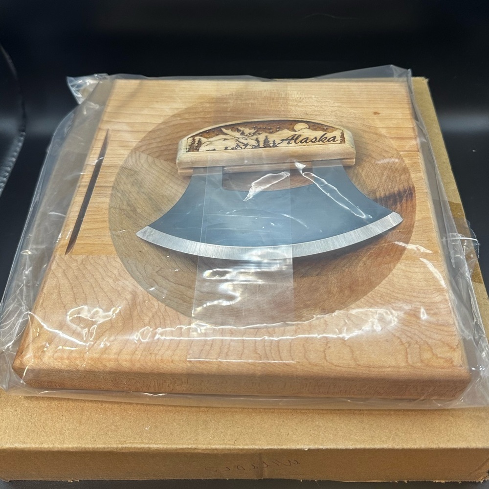 ✨ Like New Alaskan Ulu Knife & Scalloped Birch Board Set ✨